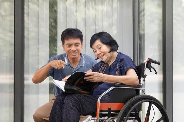 标题:"53岁儿子陪伴91岁母亲入住养老院,感动送饺子的
